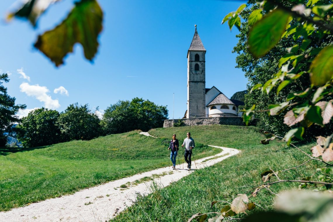 Wandern zur Fennberger Kirche St. Leonhard